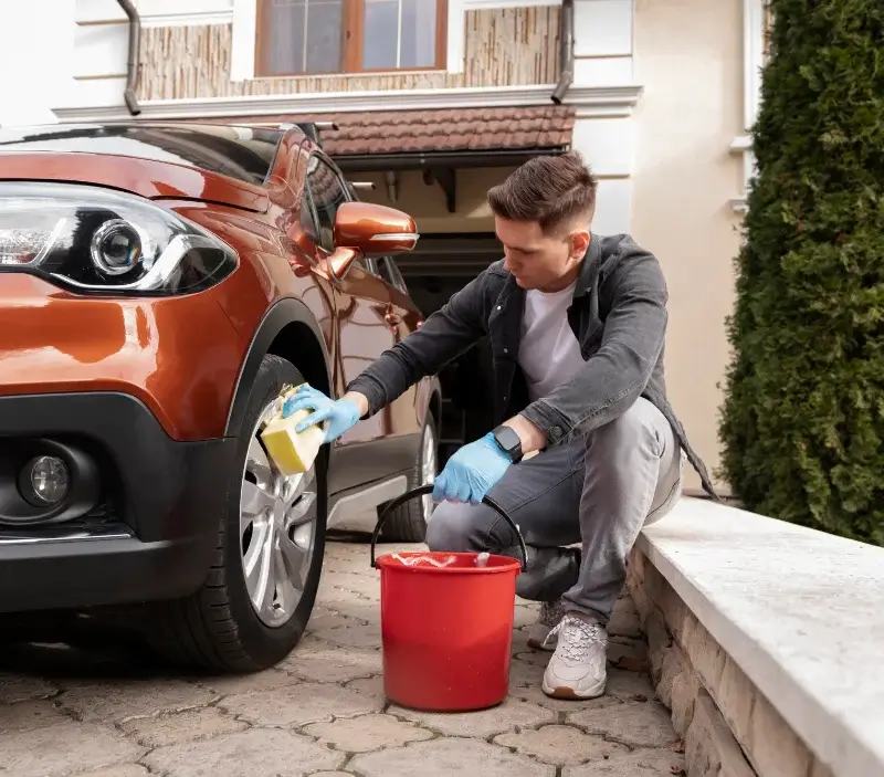Lavage auto à domicile Le Cloître-Saint-Thégonnec : professionnel intervenant sur un véhicule